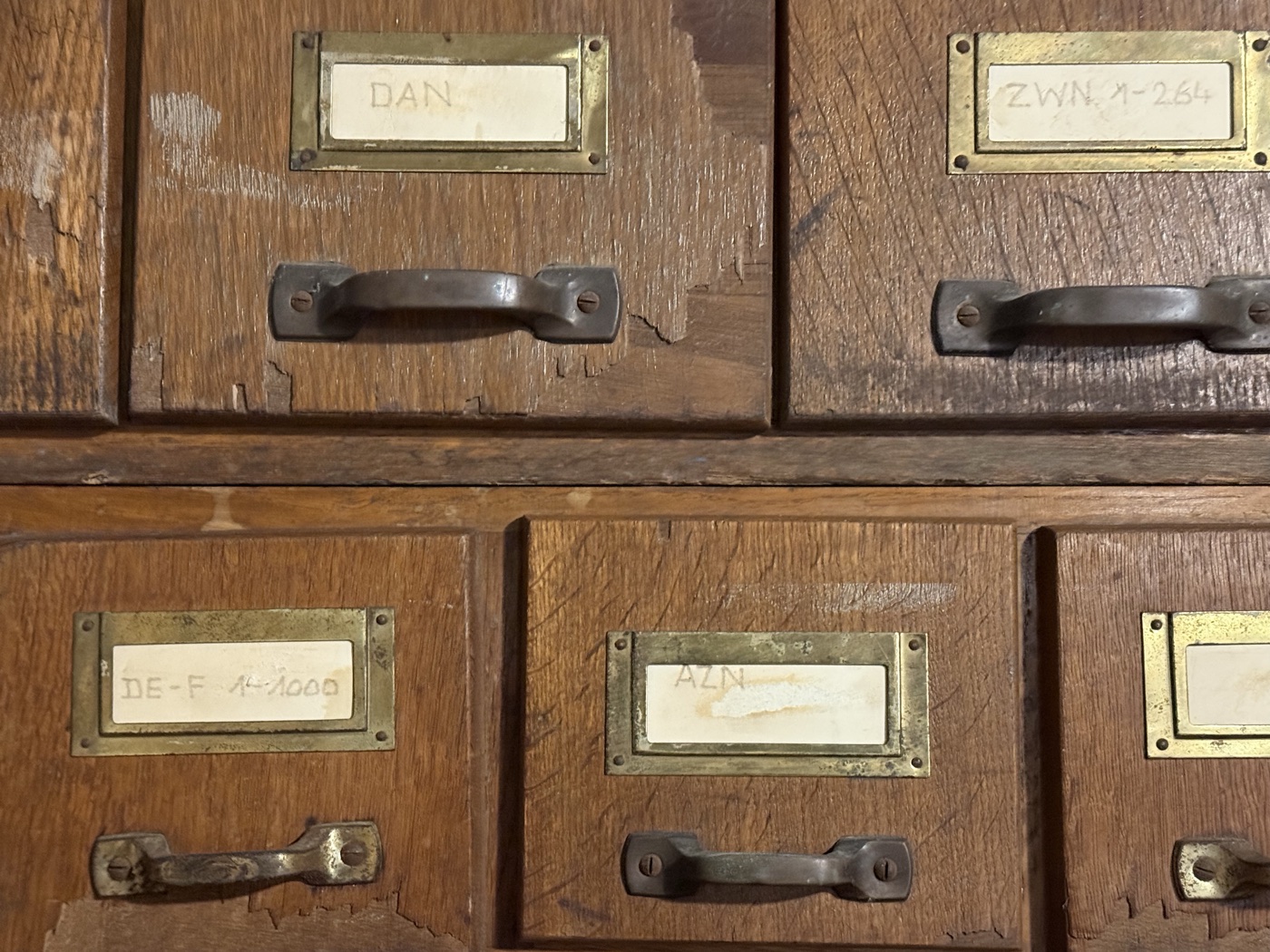 Holzschubladen einer historischen Archivkartei
