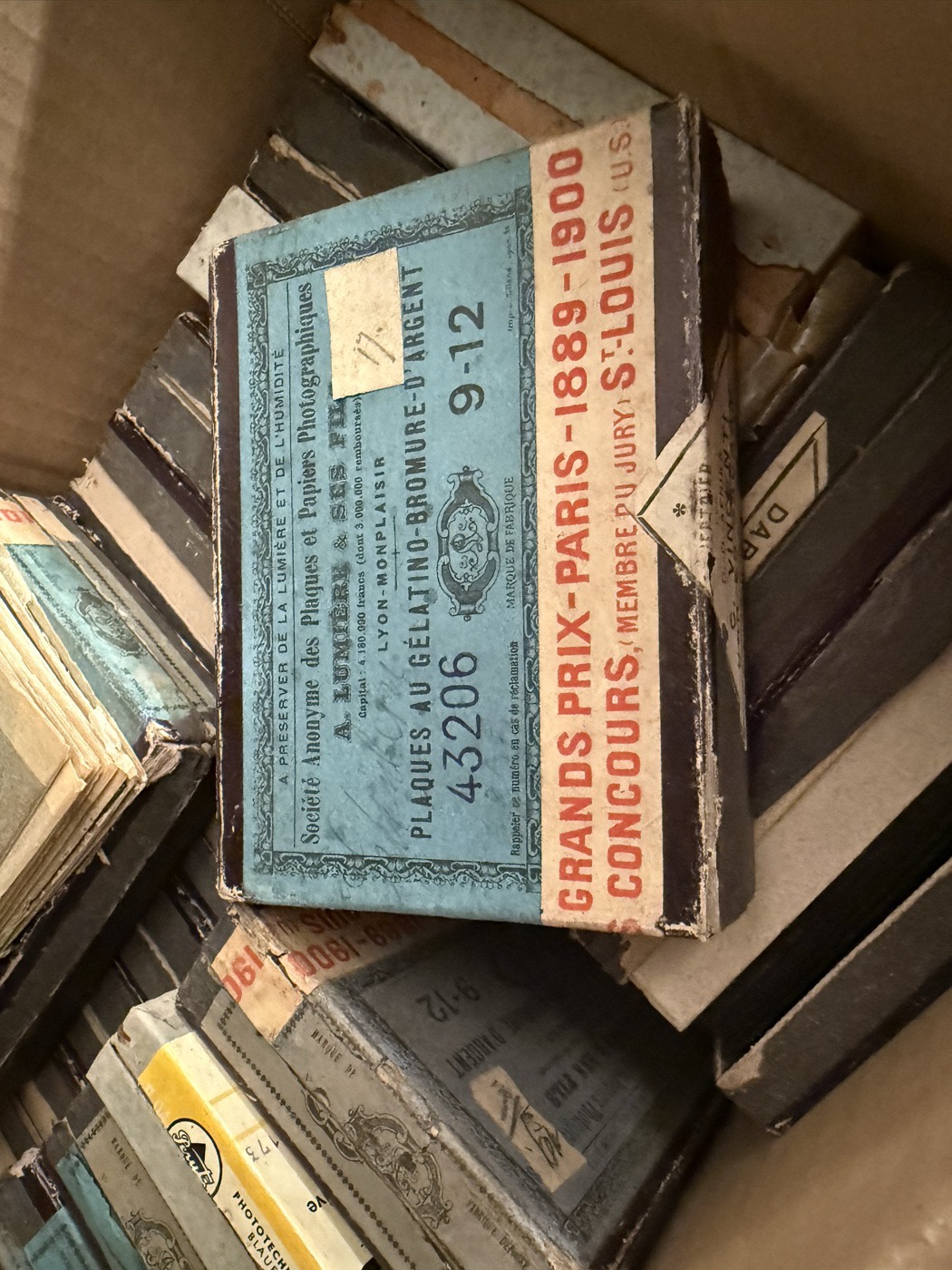 Schachteln mit Glasplatten und historischen Herstelleretiketten