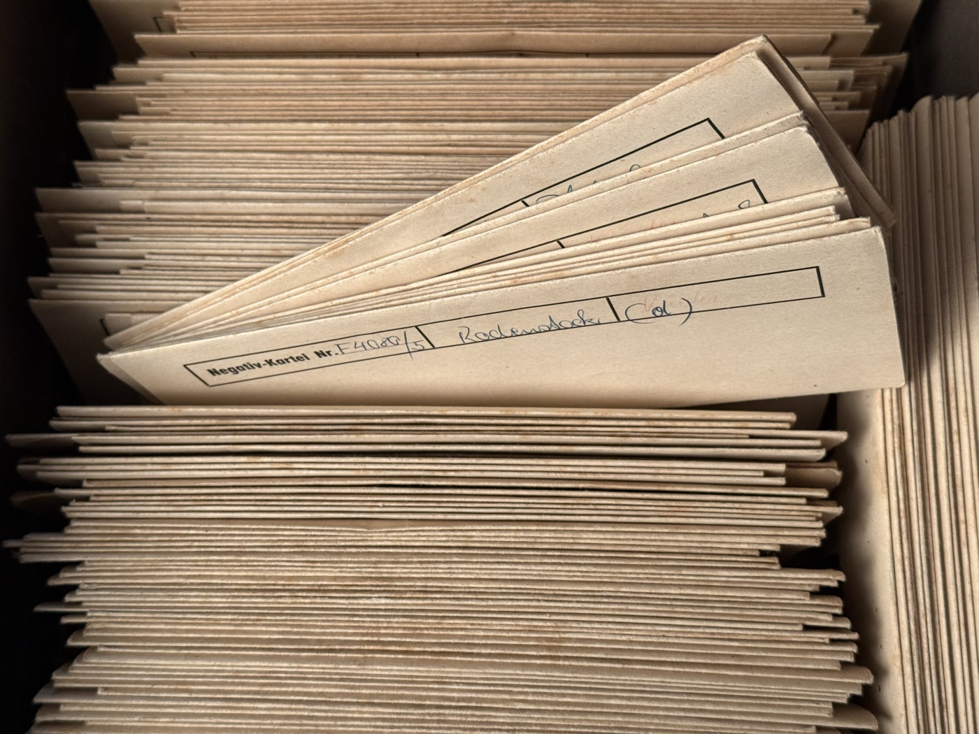 Stapel mit alten Negativhüllen und handschriftlichen Beschriftungen