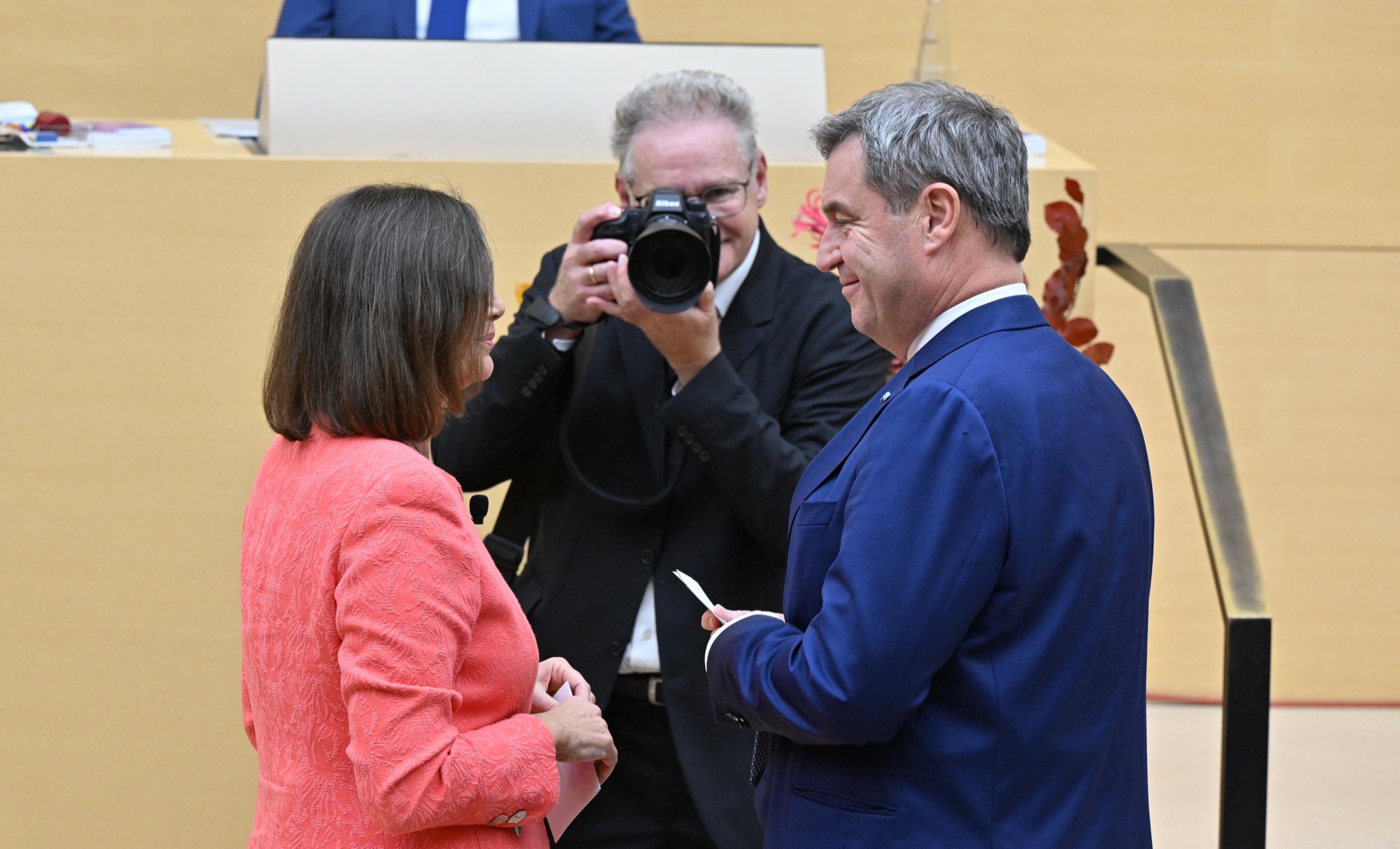 Pressefotograf Rolf Poss fotografiert eine Begegnung im Bayerischen Landtag