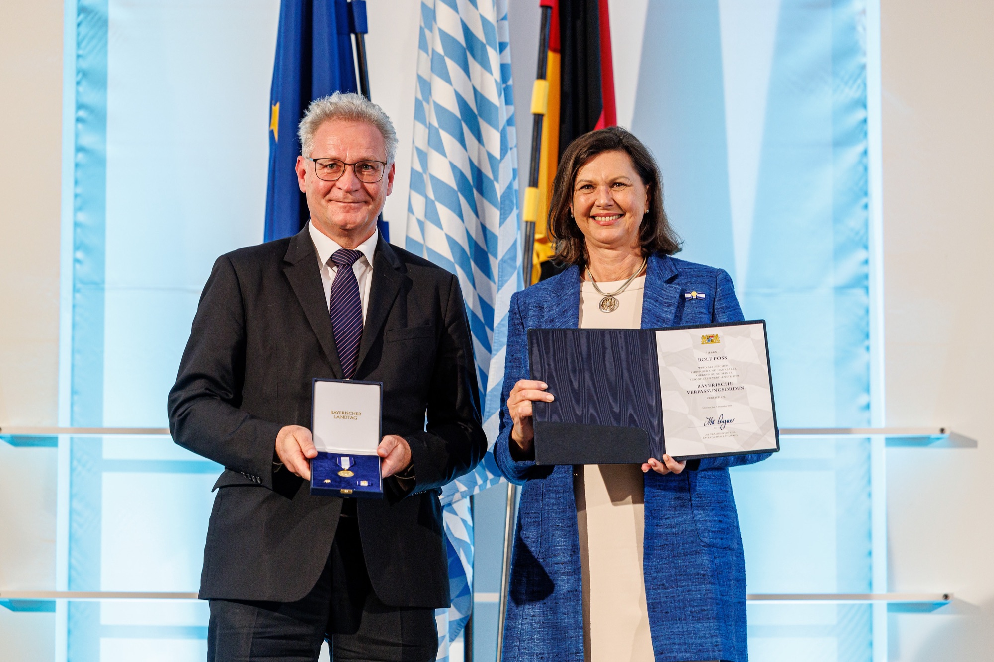 Rolf Poss und Landtagspräsidentin Ilse Aigner mit Orden und Urkunde bei der Verleihung des Bayerischen Verfassungsordens 2024